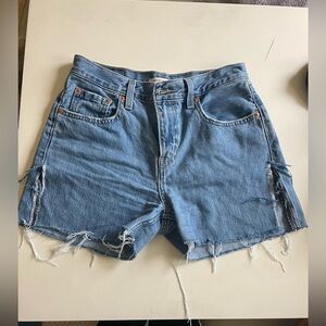 Levi’s Low Pro distressed short!